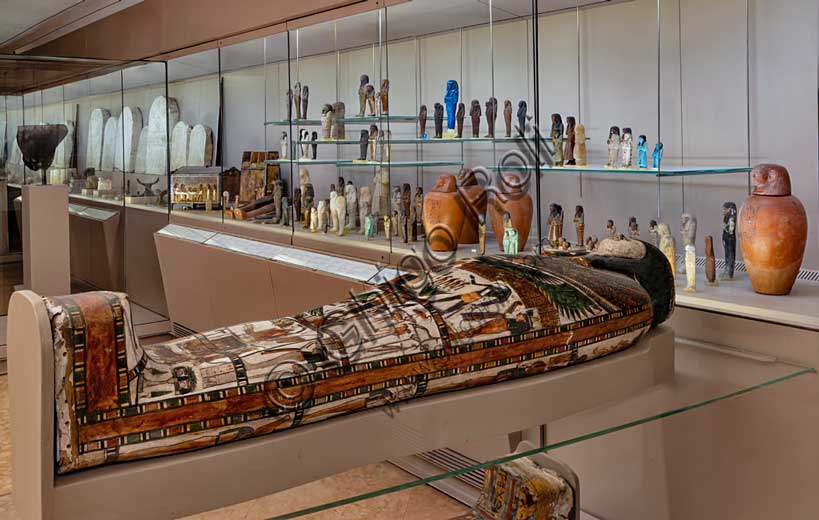 Museo Civico Archeologico di Bologna: Sezione Egizia, sala 4, vista della vetrina con il cartonnage di Nekhtubastetiru (vetrina 5A) e sullo sfondo le vetrine 4 e 5.