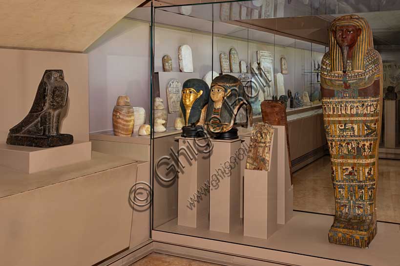Museo Civico Archeologico di Bologna: Sezione Egizia, sala I6, vista della vetrina 7A.