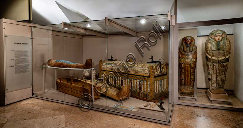 Museo Civico Archeologico di Bologna, Sezione Egizia: veduta della vetrina con il corredo funerario.