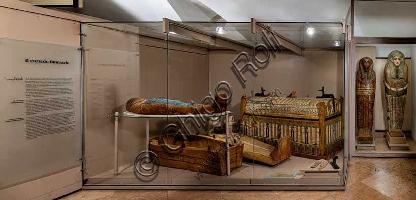 Museo Civico Archeologico di Bologna, Sezione Egizia: veduta della vetrina con il corredo funerario.