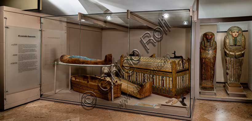 Museo Civico Archeologico di Bologna, Sezione Egizia: veduta della vetrina con il corredo funerario.