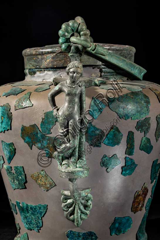 Museo Civico Archeologico di Bologna: situla in bronzo con manico e anse configurate, dalla necropoli De Luca.