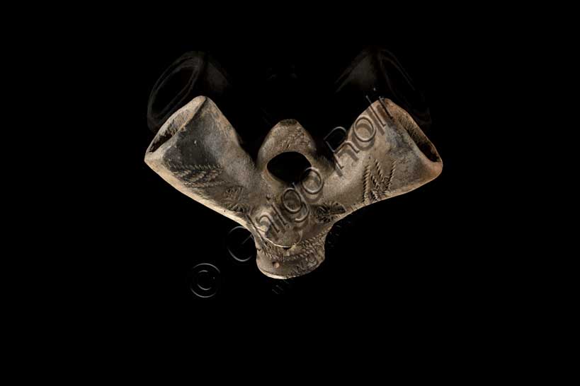 Museo Civico Archeologico di Bologna: sopraelevazione a corna cave e stampiglie, dal corredo funerario della tomba di Villa Cassarini.Inv.  SABAPBo 10852