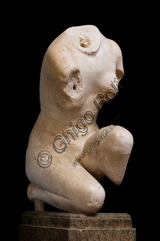 Museo Civico Archeologico di Bologna: statua acefala di Afrodite accovacciata.Inv. ROM 1924