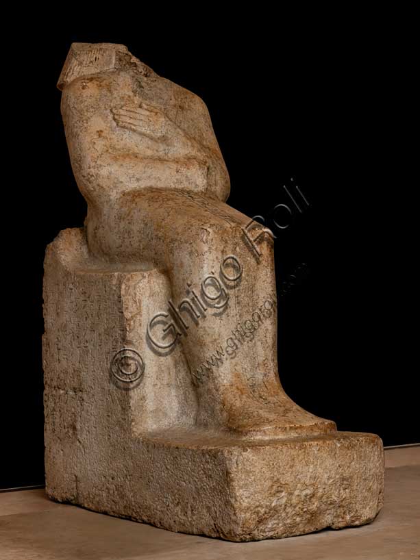 Museo Civico Archeologico di Bologna: statua acefala di Hapuseneb. Hapuseneb fu un funzionario importante alla corte della regina Hatshepsut (1479-1458 a.C.), ricoprendo il ruolo di visir e di primo profeta di Amon; di lui sono noti molti monumenti fra cui un cenotafio a Gebel el Silsila e la tomba a Tebe, da cui proviene probabilmente anche questa statua che lo mostra seduto su un seggio dal basso schienale e con i piedi in appoggio su un alto zoccolo.Inventario EG 1822.