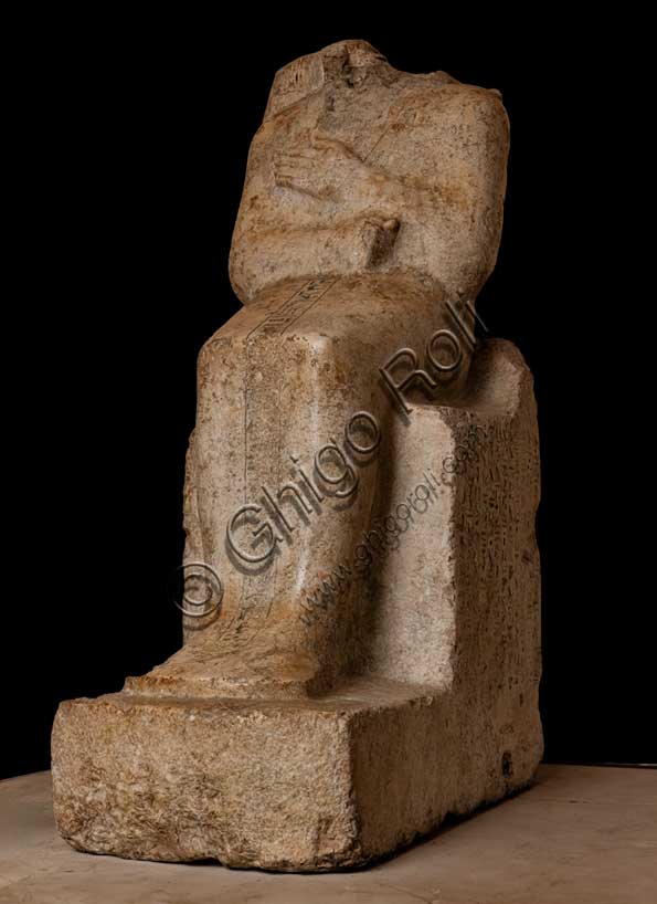 Museo Civico Archeologico di Bologna: statua acefala di Hapuseneb. Hapuseneb fu un funzionario importante alla corte della regina Hatshepsut (1479-1458 a.C.), ricoprendo il ruolo di visir e di primo profeta di Amon; di lui sono noti molti monumenti fra cui un cenotafio a Gebel el Silsila e la tomba a Tebe, da cui proviene probabilmente anche questa statua che lo mostra seduto su un seggio dal basso schienale e con i piedi in appoggio su un alto zoccolo.Inventario EG 1822.