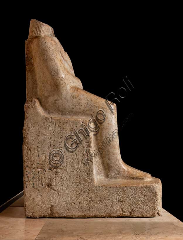 Museo Civico Archeologico di Bologna: statua acefala di Hapuseneb. Hapuseneb fu un funzionario importante alla corte della regina Hatshepsut (1479-1458 a.C.), ricoprendo il ruolo di visir e di primo profeta di Amon; di lui sono noti molti monumenti fra cui un cenotafio a Gebel el Silsila e la tomba a Tebe, da cui proviene probabilmente anche questa statua che lo mostra seduto su un seggio dal basso schienale e con i piedi in appoggio su un alto zoccolo.Inventario EG 1822.