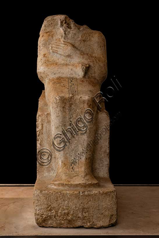 Museo Civico Archeologico di Bologna: statua acefala di Hapuseneb. Hapuseneb fu un funzionario importante alla corte della regina Hatshepsut (1479-1458 a.C.), ricoprendo il ruolo di visir e di primo profeta di Amon; di lui sono noti molti monumenti fra cui un cenotafio a Gebel el Silsila e la tomba a Tebe, da cui proviene probabilmente anche questa statua che lo mostra seduto su un seggio dal basso schienale e con i piedi in appoggio su un alto zoccolo.Inventario EG 1822.