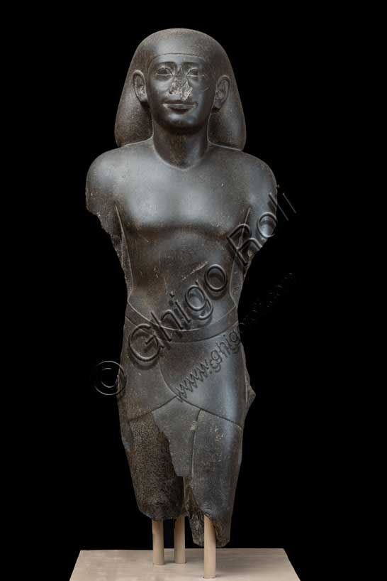 Museo Civico Archeologico di Bologna: statua di Uahibra. La scultura rappresenta quasi a grandezza naturale un funzionario di nome Uahibra, personaggio noto da vari altri monumenti perché ricoprì importanti cariche militari e religiose durante la XXVI dinastia (664-525 a.C.).Inventario EG 1820