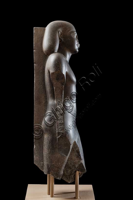 Museo Civico Archeologico di Bologna: statua di Uahibra. La scultura rappresenta quasi a grandezza naturale un funzionario di nome Uahibra, personaggio noto da vari altri monumenti perché ricoprì importanti cariche militari e religiose durante la XXVI dinastia (664-525 a.C.).Inventario EG 1820