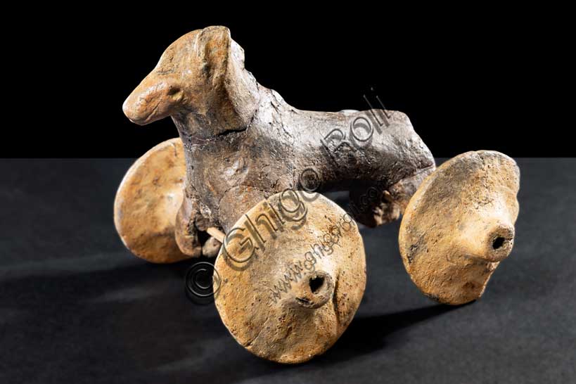 Museo Civico Archeologico di Bologna: Statuetta fittile di quadrupede a forma di carrettino.Inv. SABAPBo 257384