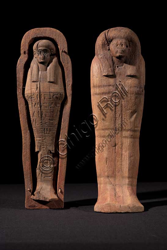 Museo Civico Archeologico di Bologna: Statuetta ushabti a nome di May, con sarcofago aperto.Inventario EG 1967. Gli ushabti sono statuine funerarie, dall’aspetto mummiforme (con il corpo a forma di mummia) che tengono nelle mani, incrociate al petto, attrezzi agricoli, quali zeppe, marre e un sacchetto per le sementi. Realizzati in diversi materiali (legno, pietra, terracotta, faïence), erano parte del corredo funerario, cioè l’insieme di oggetti posti nella tomba al fianco del defunto per accompagnarlo nel suo viaggio nell’Aldilà. L’uso di queste particolari statuette funerarie risale al Medio Regno (XIX-XVIII secolo a.C.), quando iniziò a esserne introdotto un esemplare per tomba, nelle sepolture dei privati. Nel corso del tempo il loro numero tuttavia crebbe fino a raggiungere le centinaia per singola sepoltura, tanto regale quanto privata. La maggior parte di queste statuette reca iscritta la formula VI del Libro dei Morti, con cui l’Ushabti, che secondo l’etimologia più accettata significa “colui che risponde”, era chiamato a effettuare lavori agricoli nei campi di Osiride nell’Aldilà. Erano considerati perlopiù come «doppi», o servitori del defunto, con la funzione di sostituirsi a lui nelle mansioni lavorative dell’Aldilà. 