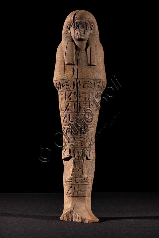 Museo Civico Archeologico di Bologna: Statuetta ushabti a nome di MayInventario EG 1967. Gli ushabti sono statuine funerarie, dall’aspetto mummiforme (con il corpo a forma di mummia) che tengono nelle mani, incrociate al petto, attrezzi agricoli, quali zeppe, marre e un sacchetto per le sementi. Realizzati in diversi materiali (legno, pietra, terracotta, faïence), erano parte del corredo funerario, cioè l’insieme di oggetti posti nella tomba al fianco del defunto per accompagnarlo nel suo viaggio nell’Aldilà. L’uso di queste particolari statuette funerarie risale al Medio Regno (XIX-XVIII secolo a.C.), quando iniziò a esserne introdotto un esemplare per tomba, nelle sepolture dei privati. Nel corso del tempo il loro numero tuttavia crebbe fino a raggiungere le centinaia per singola sepoltura, tanto regale quanto privata. La maggior parte di queste statuette reca iscritta la formula VI del Libro dei Morti, con cui l’Ushabti, che secondo l’etimologia più accettata significa “colui che risponde”, era chiamato a effettuare lavori agricoli nei campi di Osiride nell’Aldilà. Erano considerati perlopiù come «doppi», o servitori del defunto, con la funzione di sostituirsi a lui nelle mansioni lavorative dell’Aldilà. 