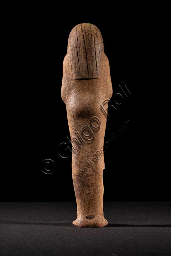 Museo Civico Archeologico di Bologna: Statuetta ushabti a nome di MayInventario EG 1967. Gli ushabti sono statuine funerarie, dall’aspetto mummiforme (con il corpo a forma di mummia) che tengono nelle mani, incrociate al petto, attrezzi agricoli, quali zeppe, marre e un sacchetto per le sementi. Realizzati in diversi materiali (legno, pietra, terracotta, faïence), erano parte del corredo funerario, cioè l’insieme di oggetti posti nella tomba al fianco del defunto per accompagnarlo nel suo viaggio nell’Aldilà. L’uso di queste particolari statuette funerarie risale al Medio Regno (XIX-XVIII secolo a.C.), quando iniziò a esserne introdotto un esemplare per tomba, nelle sepolture dei privati. Nel corso del tempo il loro numero tuttavia crebbe fino a raggiungere le centinaia per singola sepoltura, tanto regale quanto privata. La maggior parte di queste statuette reca iscritta la formula VI del Libro dei Morti, con cui l’Ushabti, che secondo l’etimologia più accettata significa “colui che risponde”, era chiamato a effettuare lavori agricoli nei campi di Osiride nell’Aldilà. Erano considerati perlopiù come «doppi», o servitori del defunto, con la funzione di sostituirsi a lui nelle mansioni lavorative dell’Aldilà. 