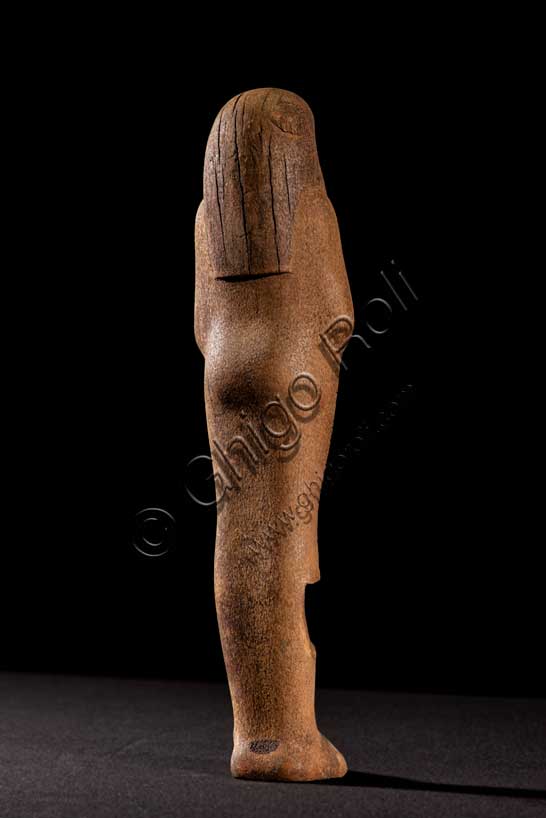 Museo Civico Archeologico di Bologna: Statuetta ushabti a nome di MayInventario EG 1967. Gli ushabti sono statuine funerarie, dall’aspetto mummiforme (con il corpo a forma di mummia) che tengono nelle mani, incrociate al petto, attrezzi agricoli, quali zeppe, marre e un sacchetto per le sementi. Realizzati in diversi materiali (legno, pietra, terracotta, faïence), erano parte del corredo funerario, cioè l’insieme di oggetti posti nella tomba al fianco del defunto per accompagnarlo nel suo viaggio nell’Aldilà. L’uso di queste particolari statuette funerarie risale al Medio Regno (XIX-XVIII secolo a.C.), quando iniziò a esserne introdotto un esemplare per tomba, nelle sepolture dei privati. Nel corso del tempo il loro numero tuttavia crebbe fino a raggiungere le centinaia per singola sepoltura, tanto regale quanto privata. La maggior parte di queste statuette reca iscritta la formula VI del Libro dei Morti, con cui l’Ushabti, che secondo l’etimologia più accettata significa “colui che risponde”, era chiamato a effettuare lavori agricoli nei campi di Osiride nell’Aldilà. Erano considerati perlopiù come «doppi», o servitori del defunto, con la funzione di sostituirsi a lui nelle mansioni lavorative dell’Aldilà. 