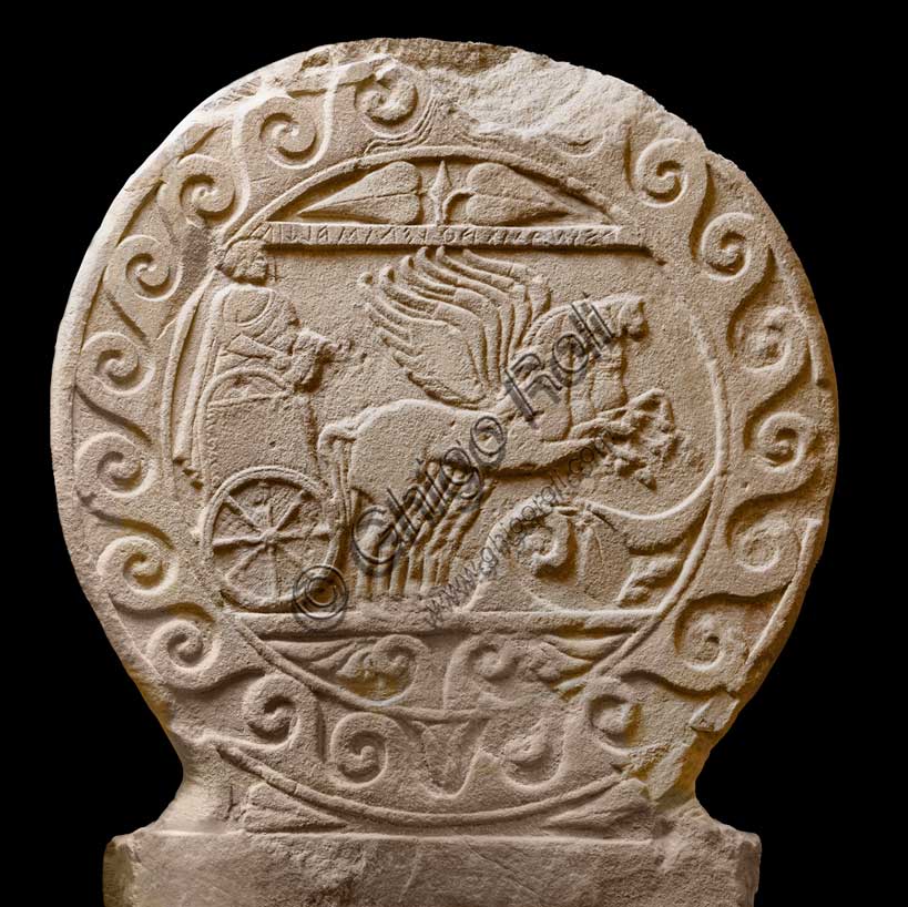 Museo Civico Archeologico di Bologna: Stele funeraria etrusca con scena di viaggio su carro.Inv. Ducati 047
