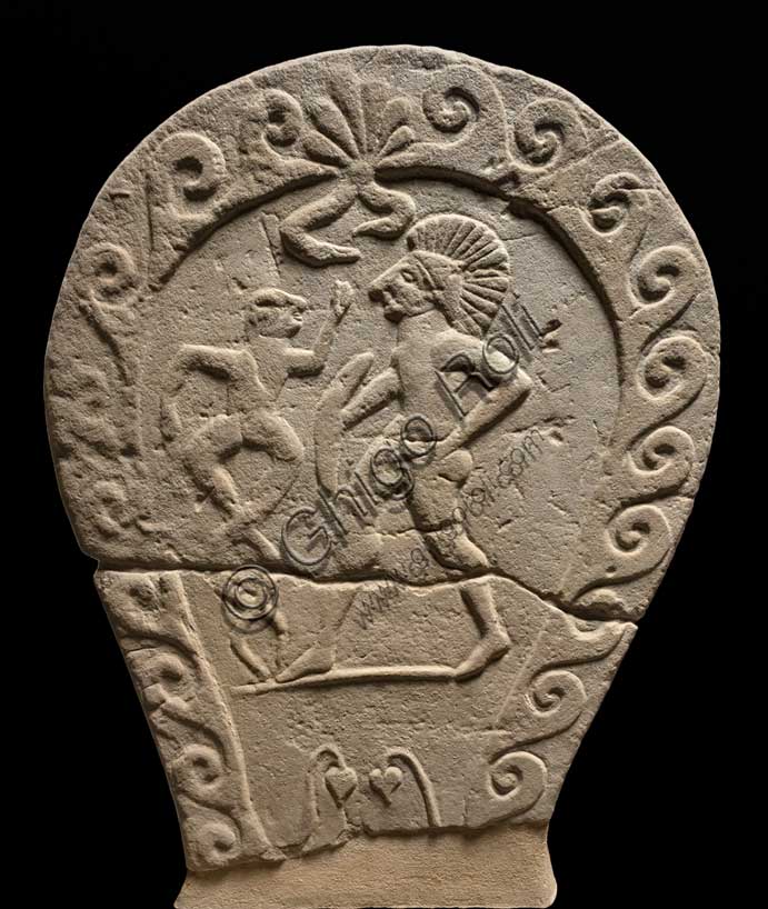 Museo Civico Archeologico di Bologna: Stele funeraria etrusca dal sepolcreto Tamburini, con cornice a onde; lato A:  è raffigurato il combattimento tra un cavaliere e un mostro anguiforme.Inv. DUCATI_130