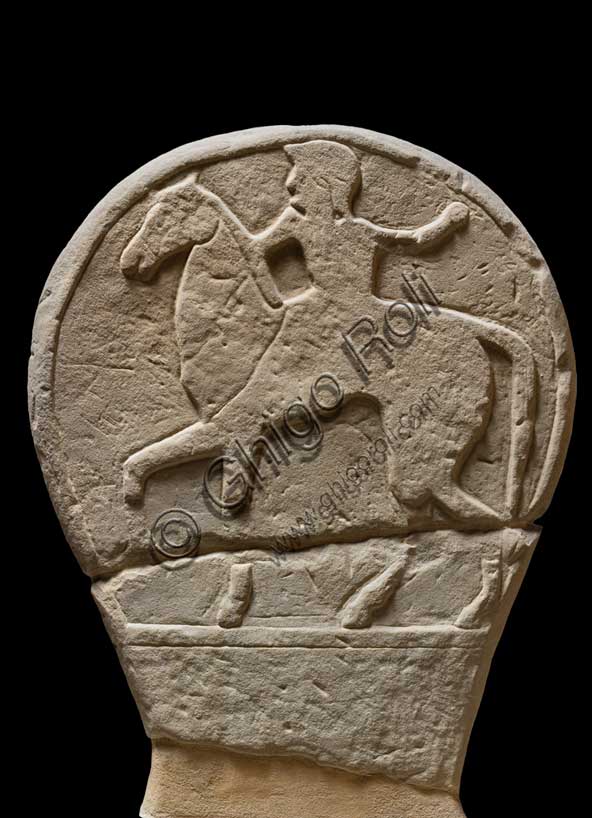 Museo Civico Archeologico di Bologna: Stele funeraria etrusca dal sepolcreto Tamburini, con cornice a onde; lato B:  è raffigurato un cavaliere che procede verso sinistra.Inv. DUCATI_130
