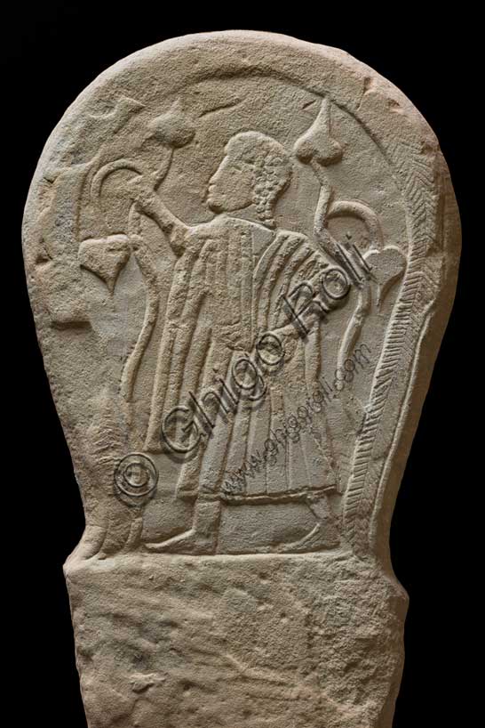 Museo Civico Archeologico di Bologna: Stele funeraria etrusca, dalla Certosa, tomba 182.Raffigura una figura femminile che cammina verso sinistra racchiusa da due ramoscelli di edera.Inv DUCATI_174