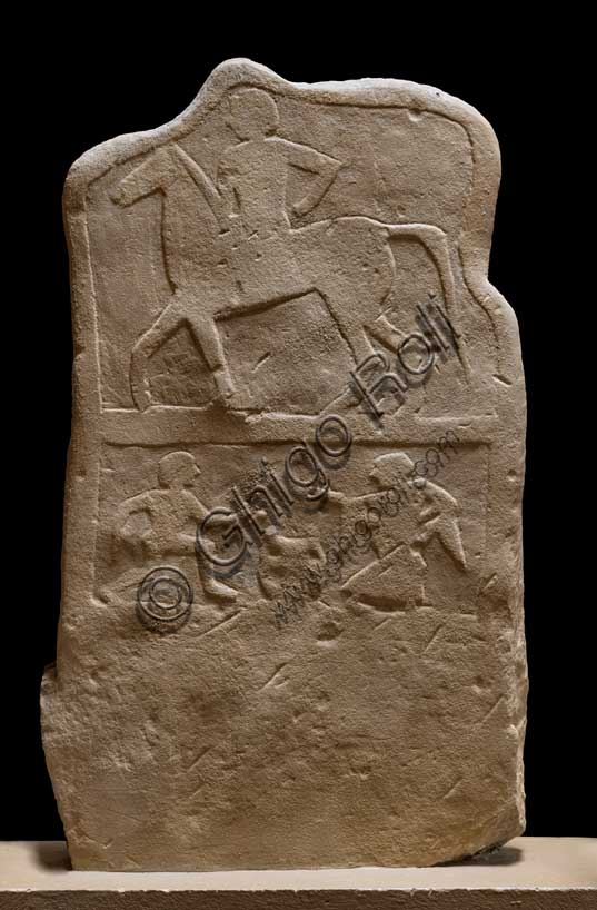 Museo Civico Archeologico di Bologna: Stele funeraria etrusca decorata su due lati: lato B, cavaliere danza intorno al cratere.Dalla Certosa, tomba 319-320.Inv. Ducati 187