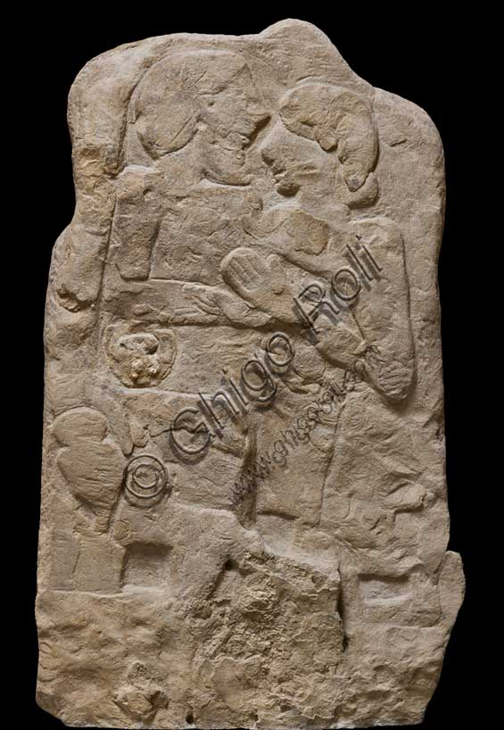 Museo Civico Archeologico di Bologna: Stele funeraria etrusca decorata su due lati. Lato A: coppia maritale seduta e abbracciata.Dalla Certosa, tomba 319-320.Inv. Ducati 187