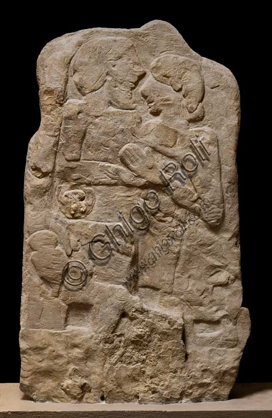 Museo Civico Archeologico di Bologna: Stele funeraria etrusca decorata su due lati. Lato A: coppia maritale seduta e abbracciata.Dalla Certosa, tomba 319-320.Inv. Ducati 187