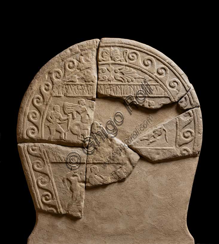 Museo Civico Archeologico di Bologna: stele funeraria etrusca figurata e iscritta, dal sepolcreto dei Giardini Margherita.Nella zona inferiore sono rappresentate scene ginniche mentre in quella mediana una scena di combattimento.Sul listello superiore è presente una iscrizione.Inv. Ducati 015.