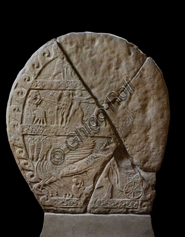 Museo Civico Archeologico di Bologna: stele funeraria etrusca, proveniente dal sepolcreto Tamburini.Lato A: vi sono raffigurati i giochi celebrati in onore di un defunto, e il viaggio del defunto su una triga alata.Inv. Ducati 002.