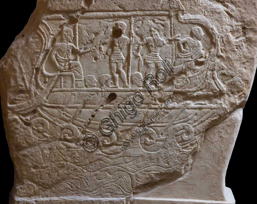 Museo Civico Archeologico di Bologna: Stele funeraria etrusca proveniente dal sepolcreto dei Giardini Margherita. Sul lato B campeggia una grande imbarcazione che solca le onde del mare. Il parallelismo tra i due lati rafforza il concetto del tragitto verso un mondo altro, svolto sia per mare che per terra.Ultimi decenni del V secolo a.C.Inventario: Ducati 010Particolare.