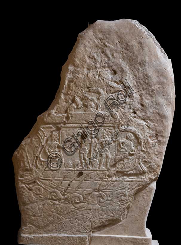 Museo Civico Archeologico di Bologna: Stele funeraria etrusca proveniente dal sepolcreto dei Giardini Margherita. Sul lato B campeggia una grande imbarcazione che solca le onde del mare. Il parallelismo tra i due lati rafforza il concetto del tragitto verso un mondo altro, svolto sia per mare che per terra.Ultimi decenni del V secolo a.C.Inventario: Ducati 010