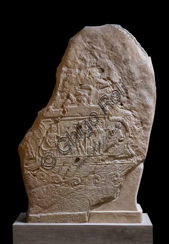 Museo Civico Archeologico di Bologna: Stele funeraria etrusca proveniente dal sepolcreto dei Giardini Margherita. Sul lato B campeggia una grande imbarcazione che solca le onde del mare. Il parallelismo tra i due lati rafforza il concetto del tragitto verso un mondo altro, svolto sia per mare che per terra.Ultimi decenni del V secolo a.C.Inventario: Ducati 010
