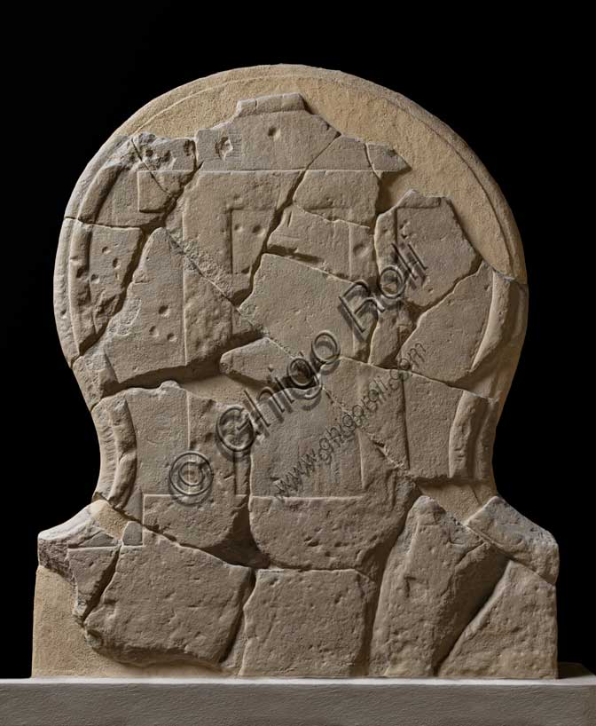 Museo Civico Archeologico di Bologna: stele funeraria etrusca, proveniente dal sepolcreto De Luca, tomba 157.Stele di forma tondeggiante decorata su un solo lato, ad unico registro. Vi è raffigurata una grande porta di tipo “dorico” con architrave rettilineo sporgente ai lati e cornice a doppio cordone.Inv. Ducati 132.