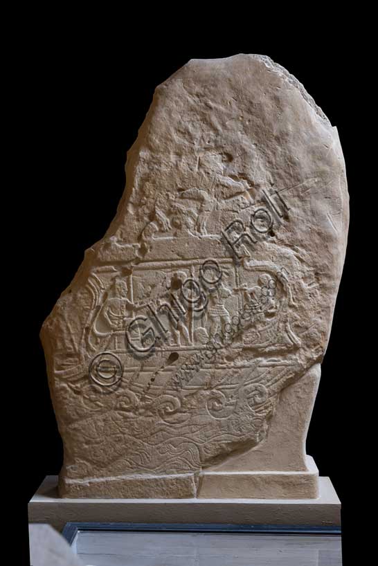 Museo Civico Archeologico di Bologna: Stele funeraria etrusca proveniente dal sepolcreto dei Giardini Margherita. Sul lato B campeggia una grande imbarcazione che solca le onde del mare. Il parallelismo tra i due lati rafforza il concetto del tragitto verso un mondo altro, svolto sia per mare che per terra.Ultimi decenni del V secolo a.C.Inventario: Ducati 010
