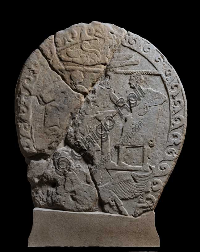 Museo Civico Archeologico di Bologna: stele funeraria etrusca, proveniente dal sepolcreto Tamburini.Lato B: vi sono raffigurati una figura femminile e una maschile seduta di fronte ad un elemento a colonnetta.Inv. Ducati 002.