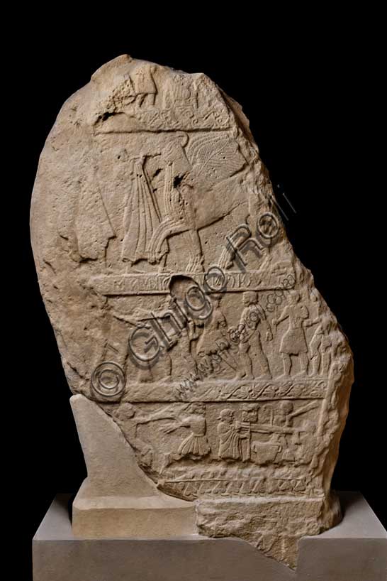 Museo Civico Archeologico di Bologna: Stele funeraria etrusca proveniente dal sepolcreto dei Giardini Margherita. È decorata su entrambi i lati. L’iscrizione [mi] suthi veluś [k]aiknaś, riportata a rilievo, è tradotta come “io sono la tomba di Vel Kaikna”. Il lato A è diviso in quattro zone, delimitate tra loro da quattro grossi listelli, racchiuse da una cornice ora poco leggibile. Si notano il viaggio verso l’aldilà del defunto su una quadriga trainata da cavalli alati e scene di giochi atletici. Il listello più basso, che separa la zona figurata dalla base per l’infissione è decorato da foglie d’edera alternate ad elementi ovoidali. Ultimi decenni del V secolo a.C.Inventario: Ducati 010