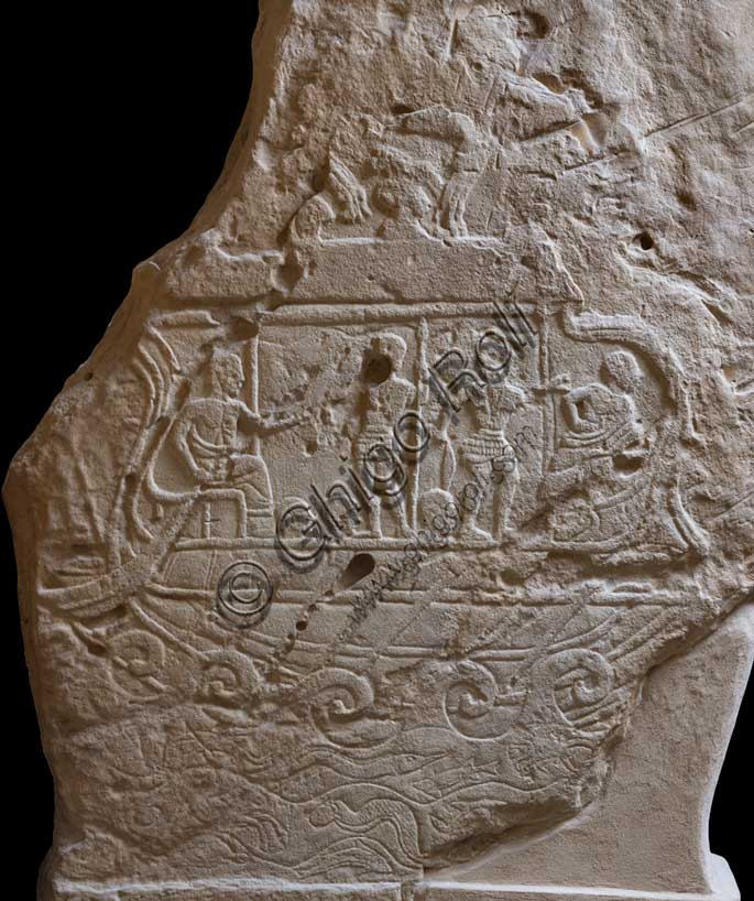 Museo Civico Archeologico di Bologna: Stele funeraria etrusca proveniente dal sepolcreto dei Giardini Margherita. Sul lato B campeggia una grande imbarcazione che solca le onde del mare. Il parallelismo tra i due lati rafforza il concetto del tragitto verso un mondo altro, svolto sia per mare che per terra.Ultimi decenni del V secolo a.C.Inventario: Ducati 010Particolare.