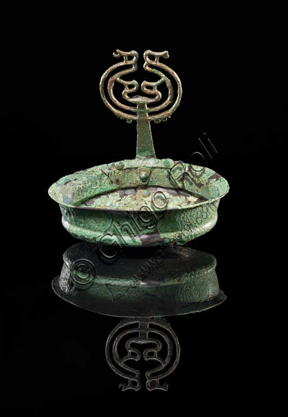Museo Civico Archeologico di Bologna: Tazza in bronzo con ansa sopralelevata, dal sepolcreto della Fiera.Inv. SABAPBO_ 261326: 