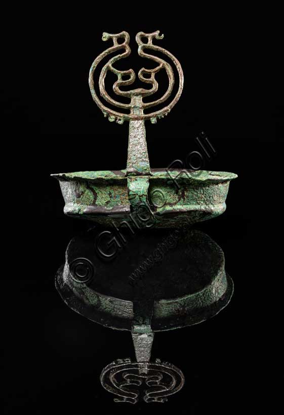 Museo Civico Archeologico di Bologna: Tazza in bronzo con ansa sopralelevata, dal sepolcreto della Fiera.Inv. SABAPBO_ 261326: 