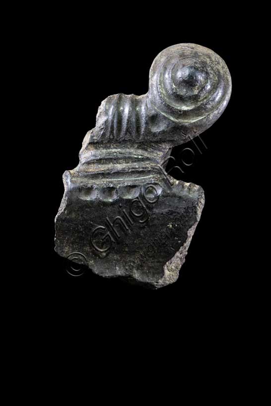 Museo Civico Archeologico di Bologna: Terminazione di ansa con appendici lobate, da Pragatto, podere Stanga di Sopra e Bargellina (scavi Zannoni)Inv. 9279. 