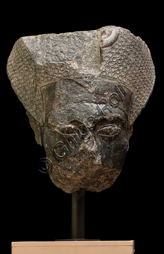 Museo Civico Archeologico di Bologna: testa di statua regale con corona blu (forse Amenhotep III o IV Akhenaton?). Nuovo Regno, XVIII dinastia (1390-1336 a.C.).Inventario EG 1802.