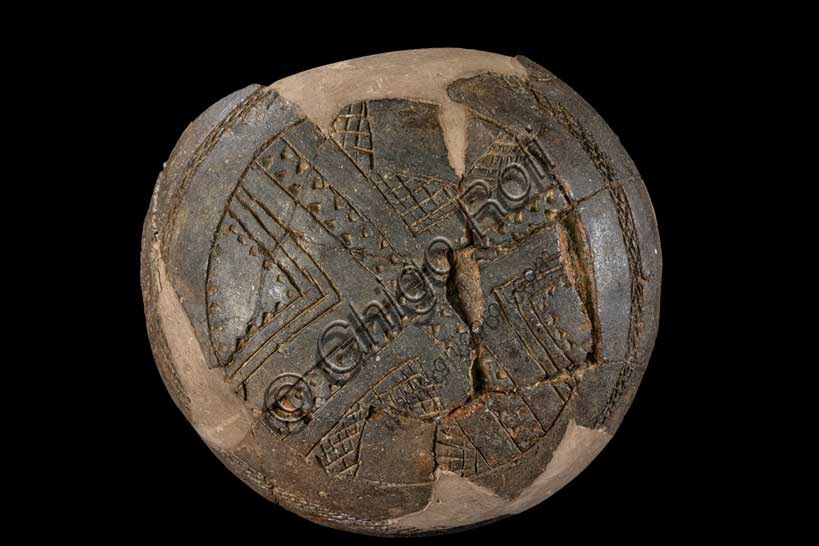 Museo Civico Archeologico di Bologna: Vaso decorato in stile campaniforme; da Monte Castello di Gesso (Zola Predosa, BO).Inv. SABAPBO 57222.