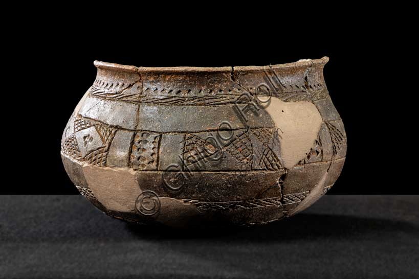 Museo Civico Archeologico di Bologna: Vaso decorato in stile campaniforme; da Monte Castello di Gesso (Zola Predosa, BO).Inv. SABAPBO 57222.