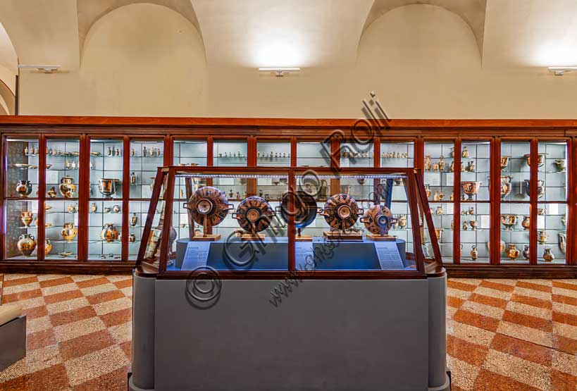 Museo Civico Archeologico di Bologna: veduta della sala della collezione greca.