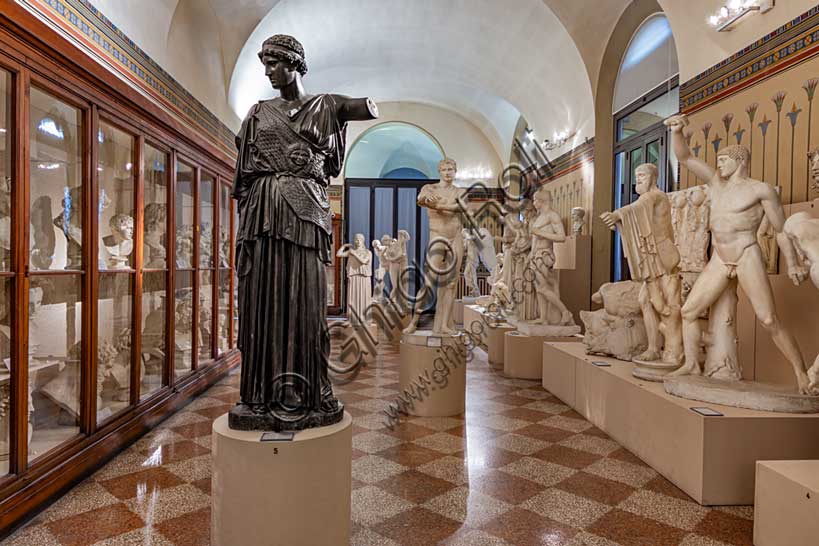 Museo Civico Archeologico di Bologna: veduta della sala della gipsoteca.