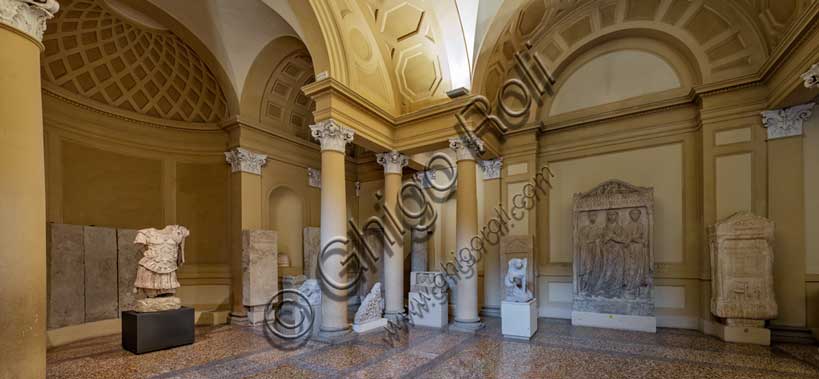Museo Civico Archeologico di Bologna: veduta dell'atrio del Museo con la stele dei Cornelii e, a sinistra, il busto di Nerone.