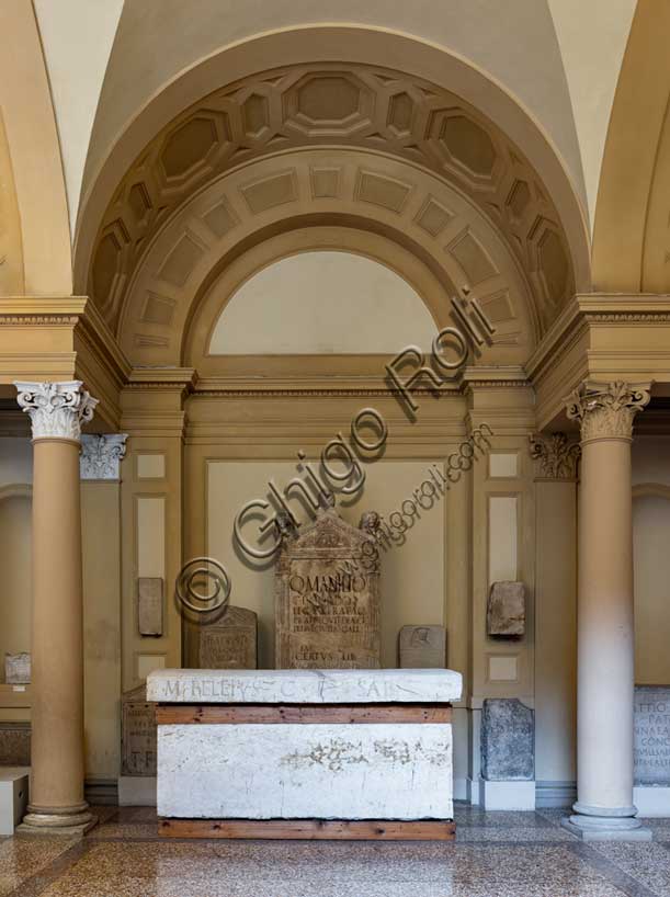 Museo Civico Archeologico di Bologna: veduta dell'atrio del Museo con il sarcofago di Beleius.