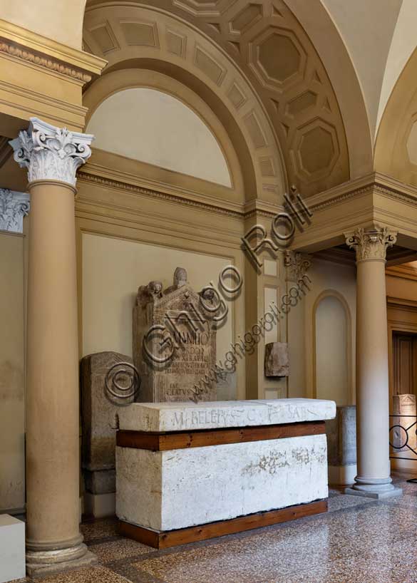 Museo Civico Archeologico di Bologna: veduta dell'atrio del Museo con il sarcofago di Beleius.