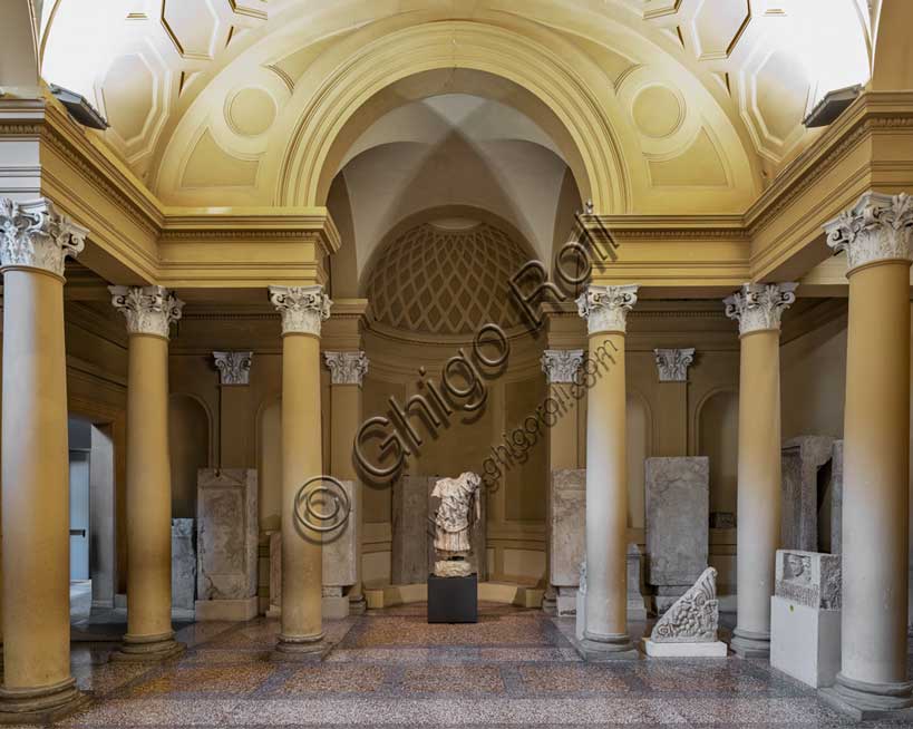 Museo Civico Archeologico di Bologna: veduta dell'atrio del Museo con il busto di Nerone.