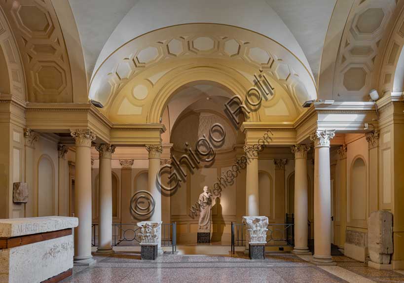 Museo Civico Archeologico di Bologna: veduta dell'atrio del Museo con il togato di Maccaretolo.