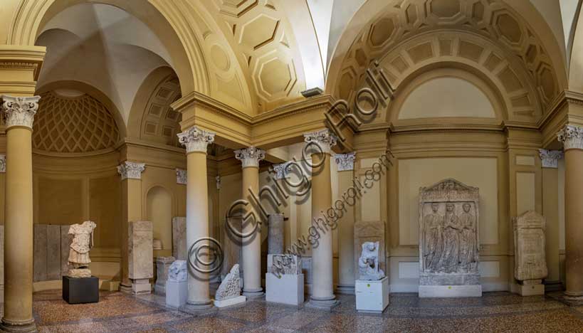 Museo Civico Archeologico di Bologna: veduta dell'atrio del Museo con la stele dei Cornelii e, a sinistra, il busto di Nerone.